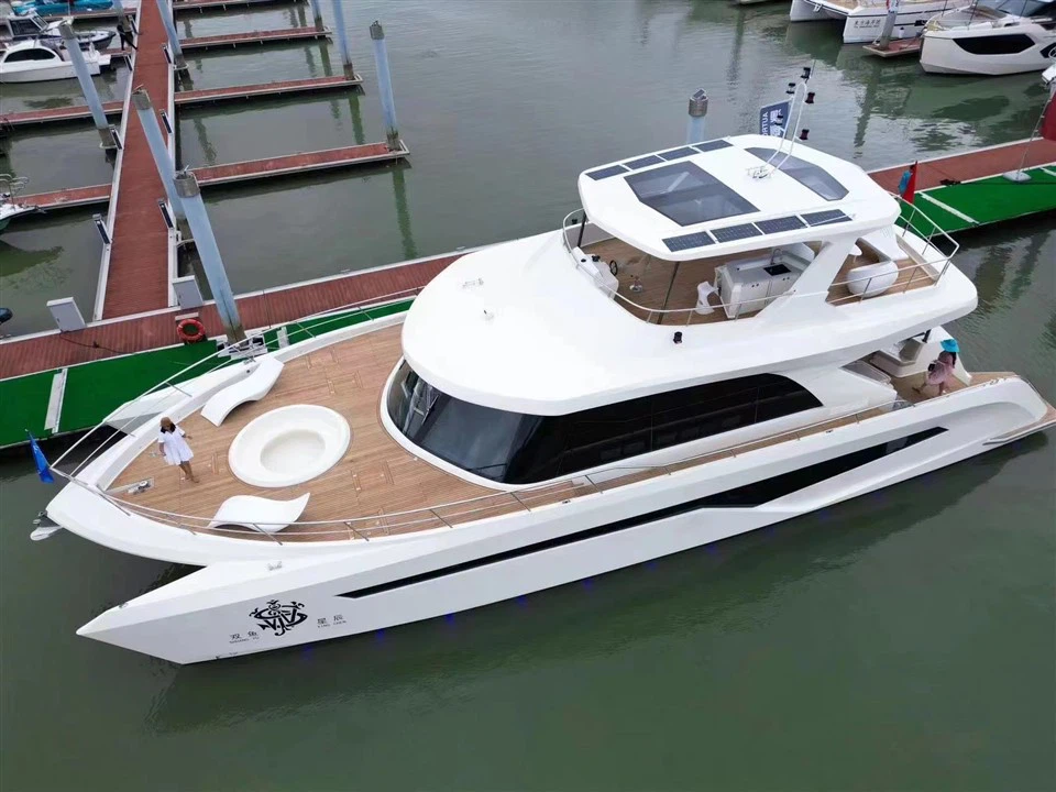 Голяма луксозна 78-футова яхта-катамаран за продажба